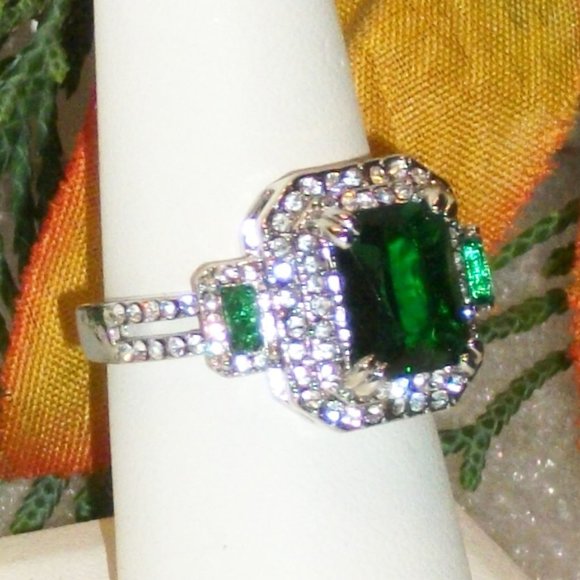 ❄️HP❄️ Simulated 3 Emerald & Diamond Ring NEW Sz 8 - Picture 2 of 7